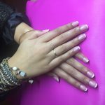 mains de femme avec ongles naturels manucurés à Toulouse